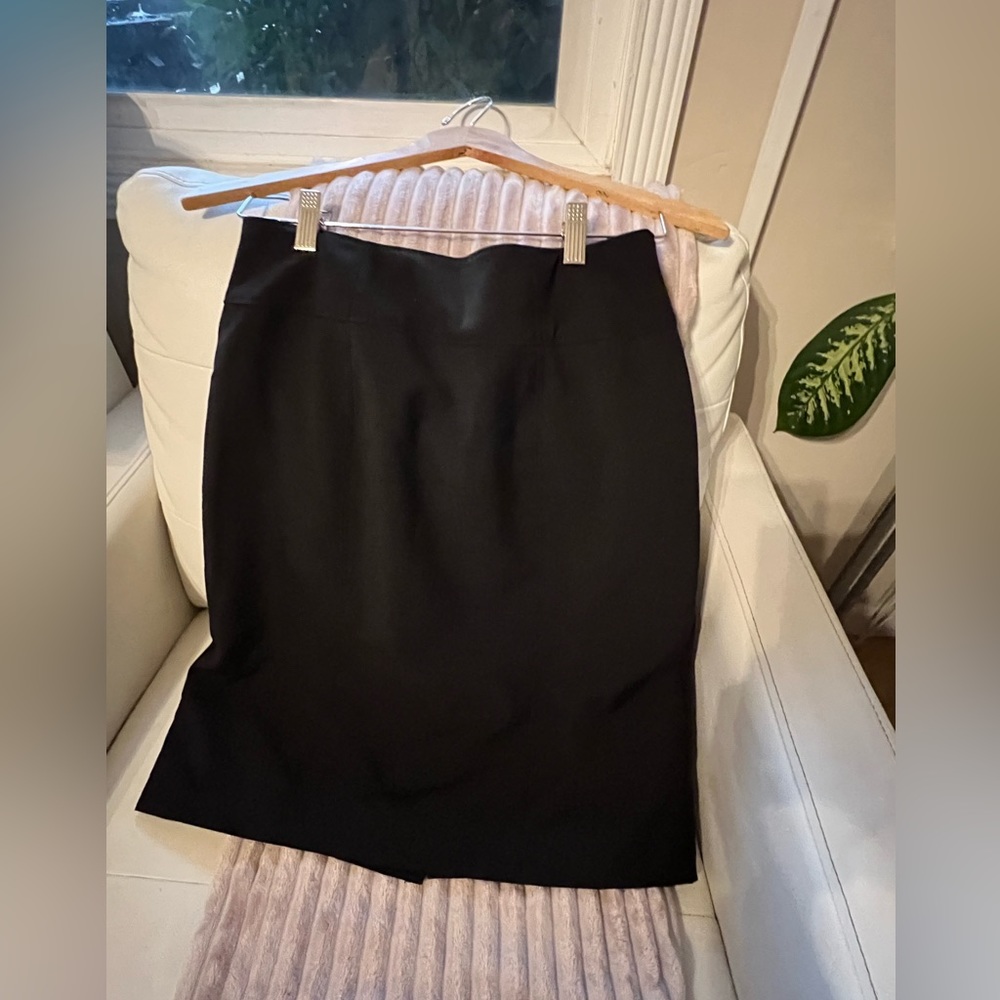 Worthington Black Pencil Skirt Women's Size 8. Slit and zipper in back. Lined.